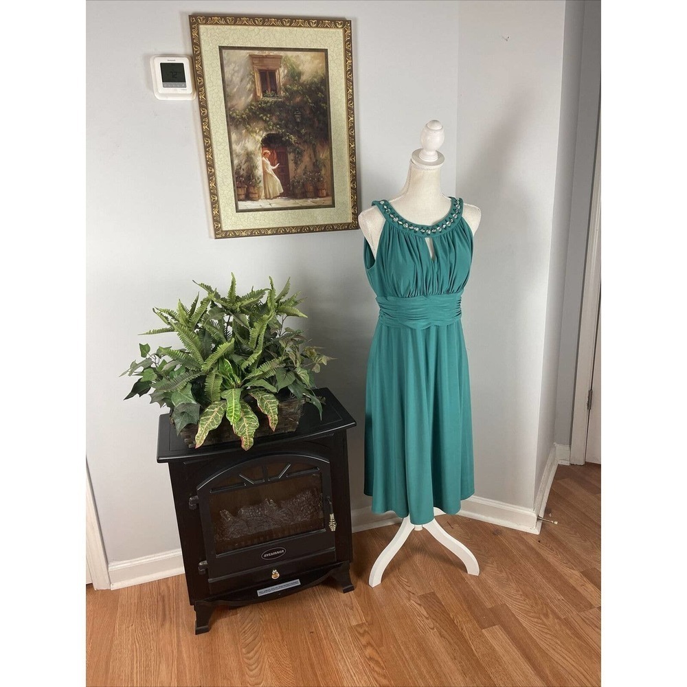 Sangria Woman’s Green Round Neck Sleeveless Knee Length Dress 12P Embellished